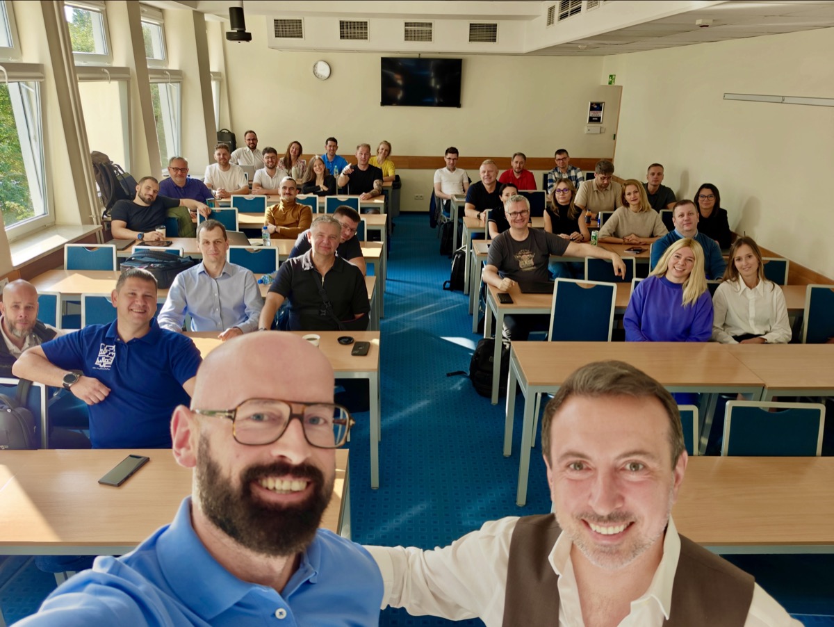 Artur na wykładzie MBA - sala wykładowa, grupa słuchaczy