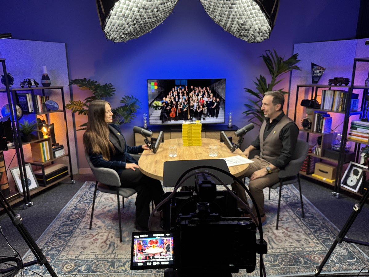 Studio podcastu Impact The Future - Artur przy stoliku z mikrofonami